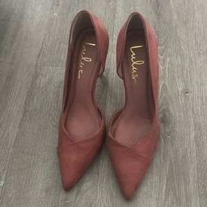 Lulu’s peach heels